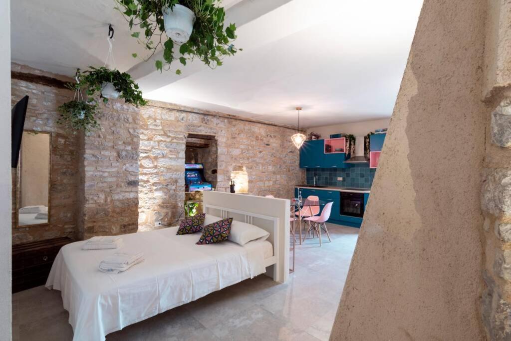 Cornelia Cavern Cosy Studio Apartment In سبيلّو المظهر الخارجي الصورة